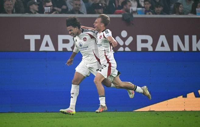 Fussball, 2. Bundesliga, Deutschland, Herren, Saison 2024 2025, 31. Spieltag, Merkur-Spiel-Arena Düsseldorf, Fortuna Düsseldorf - FC Nürnberg; Jubel Janis Antiste (FCN) nach seinem Tor zum 0:1, zusammen mit Tim Janisch (FCN). Jubel, Freude, Aktion.