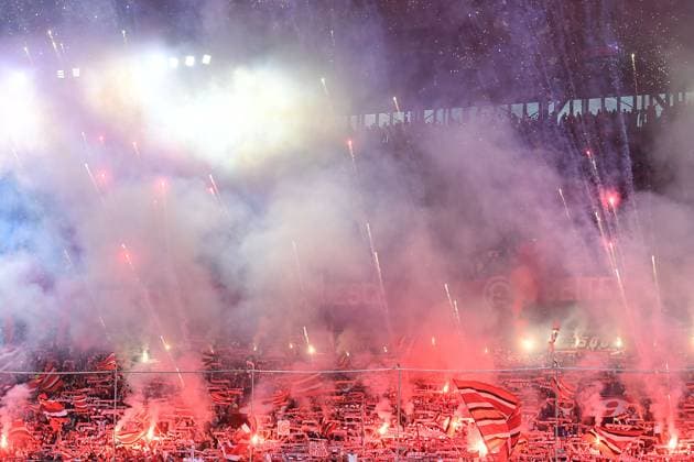 Fußball 2. Bundesliga 31. Spieltag Fortuna Düsseldorf - 1. FC Nürnberg am 26.04.2025 in der Merkur Spiel-Arena in Düsseldorf Düsseldorfer Fans zünden Bengalos Pyro Pyrotechnik Leuchtkörper Rauchbomben Raketen im Fanblock DFL regulations prohibit any use of photographs as image sequences and or quasi-video.