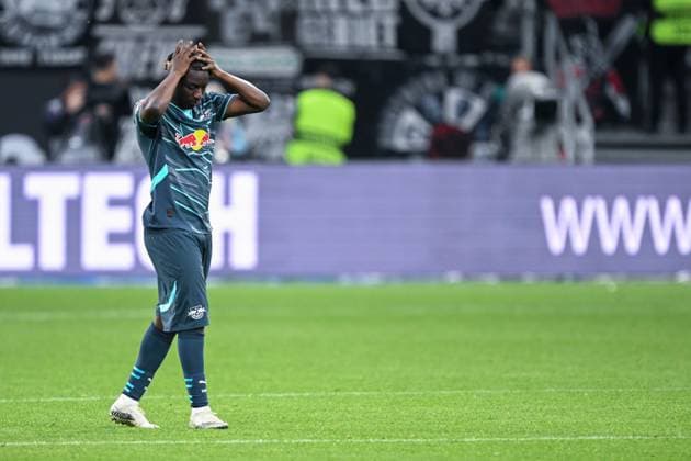 Fußball 1. Bundesliga - Eintracht Frankfurt - RB Leipzig am 26.04.2024 im Deutsche Bank Park in Frankfurt Amadou Haidara (RB Leipzig) unzufrieden, enttäuscht, enttaeuscht, niedergeschlagen.