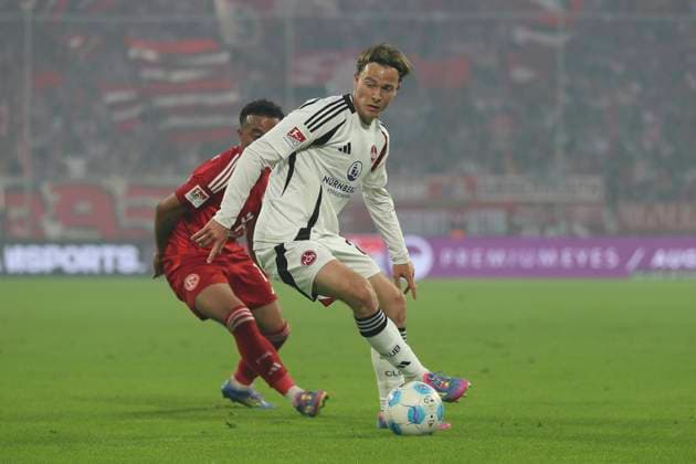 Tim Janisch (1.FC Nürnberg) und Mayron van Brederode (Fortuna Duesseldorf) im Zweikampf waehrend des Spiels der 2. Bundesliga zwischen Fortuna Düsseldorf und 1. FC Nürnberg im Merkur Spiel-Arena am 26. April 2025 in Düsseldorf, Deutschland. (Foto von Oliver Kaelke DeFodi Images) +++ Tim Janisch (1.FC Nürnberg) und Mayron van Brederode (Fortuna Duesseldorf) battle for the ball during the 2. Bundesliga match between Fortuna Düsseldorf and 1. FC Nürnberg at Merkur Spiel-Arena on April 26, 2025 in Düsseldorf, Germany. (Photo by Oliver Kaelke DeFodi Images) DFB DFL REGULATIONS PROHIBIT ANY USE OF PHOTOGRAPHS AS IMAGE SEQUENCES AND OR QUASI-VIDEO. (Photo by Oliver Kaelke DeFodi Images)