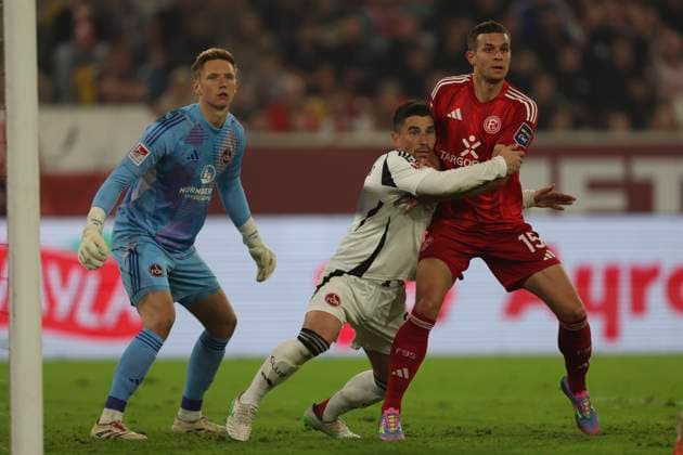 Torwart Jan Reichert (1.FC Nürnberg), Mahir Emreli (1.FC Nürnberg) und Tim Oberdorf (Fortuna Duesseldorf) im Zweikampf waehrend des Spiels der 2. Bundesliga zwischen Fortuna Düsseldorf und 1. FC Nürnberg im Merkur Spiel-Arena am 26. April 2025 in Düsseldorf, Deutschland. (Foto von Oliver Kaelke DeFodi Images) +++ Torwart Jan Reichert (1.FC Nürnberg), Mahir Emreli (1.FC Nürnberg) und Tim Oberdorf (Fortuna Duesseldorf) battle for the ball during the 2. Bundesliga match between Fortuna Düsseldorf and 1. FC Nürnberg at Merkur Spiel-Arena on April 26, 2025 in Düsseldorf, Germany. (Photo by Oliver Kaelke DeFodi Images) DFB DFL REGULATIONS PROHIBIT ANY USE OF PHOTOGRAPHS AS IMAGE SEQUENCES AND OR QUASI-VIDEO. (Photo by Oliver Kaelke DeFodi Images)