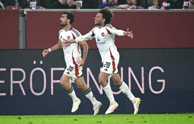 Fussball, 2. Bundesliga, Deutschland, Herren, Saison 2024 2025, 31. Spieltag, Merkur-Spiel-Arena Düsseldorf, Fortuna Düsseldorf - FC Nürnberg; Jubel Mahir Emreli (FCN) nach seinem Tor zum 0:2, zusammen mit Janis Antiste (FCN). Jubel, Freude, Aktion.