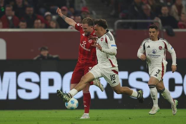 Andre Hoffmann (Fortuna Duesseldorf) und Rafael Lubach (1.FC Nürnberg) im Zweikampf waehrend des Spiels der 2. Bundesliga zwischen Fortuna Düsseldorf und 1. FC Nürnberg im Merkur Spiel-Arena am 26. April 2025 in Düsseldorf, Deutschland. (Foto von Oliver Kaelke DeFodi Images) +++ Andre Hoffmann (Fortuna Duesseldorf) und Rafael Lubach (1.FC Nürnberg) battle for the ball during the 2. Bundesliga match between Fortuna Düsseldorf and 1. FC Nürnberg at Merkur Spiel-Arena on April 26, 2025 in Düsseldorf, Germany. (Photo by Oliver Kaelke DeFodi Images) DFB DFL REGULATIONS PROHIBIT ANY USE OF PHOTOGRAPHS AS IMAGE SEQUENCES AND OR QUASI-VIDEO. (Photo by Oliver Kaelke DeFodi Images)