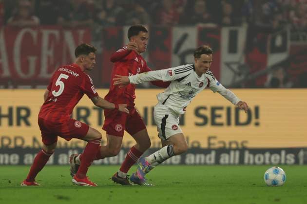 Moritz Heyer (Fortuna Duesseldorf), Giovanni Haag (Fortuna Duesseldorf) und Caspar Jander (1.FC Nürnberg) im Zweikampf waehrend des Spiels der 2. Bundesliga zwischen Fortuna Düsseldorf und 1. FC Nürnberg im Merkur Spiel-Arena am 26. April 2025 in Düsseldorf, Deutschland. (Foto von Oliver Kaelke DeFodi Images) +++ Moritz Heyer (Fortuna Duesseldorf), Giovanni Haag (Fortuna Duesseldorf) und Caspar Jander (1.FC Nürnberg) battle for the ball during the 2. Bundesliga match between Fortuna Düsseldorf and 1. FC Nürnberg at Merkur Spiel-Arena on April 26, 2025 in Düsseldorf, Germany. (Photo by Oliver Kaelke DeFodi Images) DFB DFL REGULATIONS PROHIBIT ANY USE OF PHOTOGRAPHS AS IMAGE SEQUENCES AND OR QUASI-VIDEO. (Photo by Oliver Kaelke DeFodi Images)