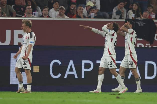 Mahir Emreli (1.FC Nürnberg) Torjubel,jubelt mit seiner Mannschaft nach dem Treffer zum 0:2 waehrend des Spiels der 2. Bundesliga zwischen Fortuna Düsseldorf und 1. FC Nürnberg im Merkur Spiel-Arena am 26. April 2025 in Düsseldorf, Deutschland. (Foto von Oliver Kaelke DeFodi Images) +++ Mahir Emreli (1.FC Nürnberg) celebrates after scoring his team s second goal with teammates during the 2. Bundesliga match between Fortuna Düsseldorf and 1. FC Nürnberg at Merkur Spiel-Arena on April 26, 2025 in Düsseldorf, Germany. (Photo by Oliver Kaelke DeFodi Images) DFB DFL REGULATIONS PROHIBIT ANY USE OF PHOTOGRAPHS AS IMAGE SEQUENCES AND OR QUASI-VIDEO. (Photo by Oliver Kaelke DeFodi Images)