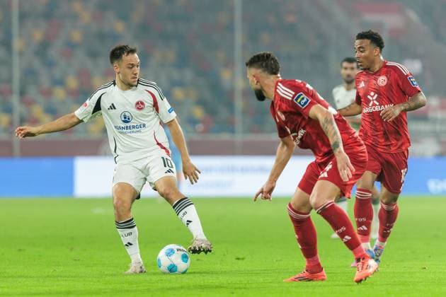 2. Fussball Bundesliga; Fortuna Düsseldorf 1895 - 1. FC Nürnberg; 26.04.2025 Zweikampf Julian Justvan (1. FC Nürnberg, 10), Myron van Brederode (Fortuna Düsseldorf, 10) 2. Fussball Bundesliga, Fortuna Düsseldorf 1895 - 1. FC Nürnberg, Düsseldorf, Merkur Spiel-Arena am 26.04.2025 DFL REGULATIONS PROHIBIT ANY USE OF PHOTOGRAPHS AS IMAGE SEQUENCES AND OR QUASI-VIDEO.