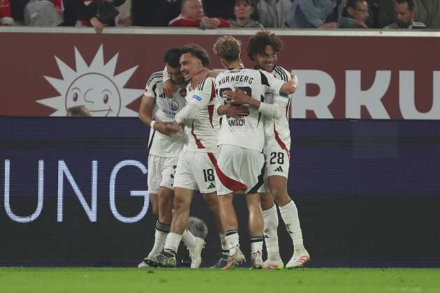 Mahir Emreli (1.FC Nürnberg) Torjubel,jubelt mit seiner Mannschaft nach dem Treffer zum 0:2 waehrend des Spiels der 2. Bundesliga zwischen Fortuna Düsseldorf und 1. FC Nürnberg im Merkur Spiel-Arena am 26. April 2025 in Düsseldorf, Deutschland. (Foto von Oliver Kaelke DeFodi Images) +++ Mahir Emreli (1.FC Nürnberg) celebrates after scoring his team s second goal with teammates during the 2. Bundesliga match between Fortuna Düsseldorf and 1. FC Nürnberg at Merkur Spiel-Arena on April 26, 2025 in Düsseldorf, Germany. (Photo by Oliver Kaelke DeFodi Images) DFB DFL REGULATIONS PROHIBIT ANY USE OF PHOTOGRAPHS AS IMAGE SEQUENCES AND OR QUASI-VIDEO. (Photo by Oliver Kaelke DeFodi Images)