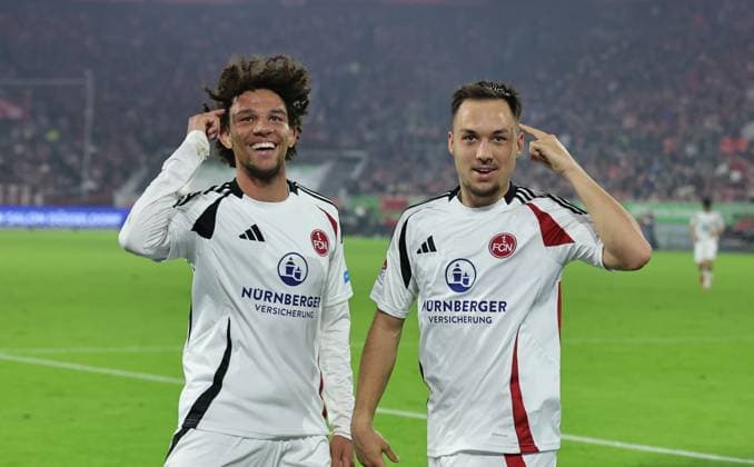 Sport Bilder des Tages 26.04.2024 - Fussball - Saison 2024 2025 - 2. Fussball - Bundesliga - 31. Spieltag: Fortuna Düsseldorf 95 F95 - 1. FC Nürnberg FCN ( Club ) - Sportfoto Zink DaMa - xdaxmax - DFL regulations prohibit any use of photographs as image sequences and or quasi-video - only for editorial use - Jubel Freude Torjubel nach Tor zum 0:3 - Janis Antiste (28, 1. FC Nürnberg FCN ) Julian Justvan (10, 1. FC Nürnberg FCN ) jubelt freut sich - Torschütze: Julian Justvan (10, 1. FC Nürnberg FCN )