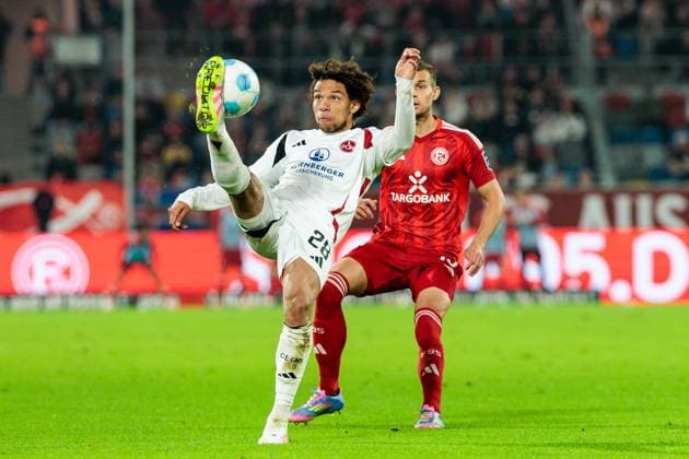 2. Fussball Bundesliga; Fortuna Düsseldorf 1895 - 1. FC Nürnberg; 26.04.2025 Zweikampf Janis Antiste (1. FC Nürnberg, 28), Tim Oberdorf (Fortuna Düsseldorf, 15) 2. Fussball Bundesliga, Fortuna Düsseldorf 1895 - 1. FC Nürnberg, Düsseldorf, Merkur Spiel-Arena am 26.04.2025 DFL REGULATIONS PROHIBIT ANY USE OF PHOTOGRAPHS AS IMAGE SEQUENCES AND OR QUASI-VIDEO.