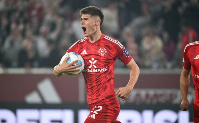 Sport Themen der Woche KW17 Fussball, 2. Bundesliga, Deutschland, Herren, Saison 2024 2025, 31. Spieltag, Merkur-Spiel-Arena Düsseldorf, Fortuna Düsseldorf - FC Nürnberg; Jubel Danny Schmidt (F95) nach seinem Tor zum 2:3. Jubel, Freude, Aktion. *** Soccer, 2 Bundesliga, Germany, Men, Season 2024 2025, 31 Matchday, Merkur Spiel Arena Düsseldorf, Fortuna Düsseldorf FC Nuremberg cheer Danny Schmidt F95 after his goal to 2 3 cheer, joy, action