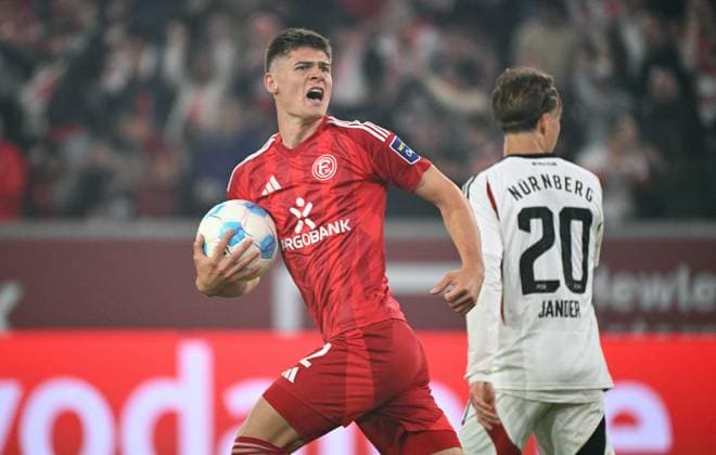Fussball, 2. Bundesliga, Deutschland, Herren, Saison 2024 2025, 31. Spieltag, Merkur-Spiel-Arena Düsseldorf, Fortuna Düsseldorf - FC Nürnberg; Jubel Danny Schmidt (F95) nach seinem Tor zum 2:3. Jubel, Freude, Aktion.