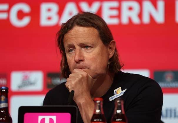 Fussball, Herren, Bundesliga, Saison 2024 2025, FC Bayern München - 1. FSV Mainz 05, Allianz Arena Bo Henriksen, Trainer (1.FSV Mainz 05) auf der Pressekonfernez, Kopf, Portrait, Hand am Kinn, in Gedanken, nachdenken, nachdenklich DFB, DFL regulations prohibit any use of photographs as image sequences and or quasi-video