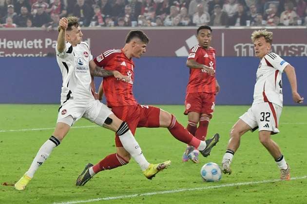 Strafraumszene v. li. im Kampf um den Ball Tim Drexler (Nuernberg 5) Danny Schmidt (Duesseldorf 22) Myron van Brederode (Duesseldorf 10) Tim Janisch (Nuernberg 32) 26.04.2025 Fussball Fortuna Duesseldorf vs 1. FC Nuernberg, Merkur Spiel-Arena, Duesseldorf, DFB DFL REGULATIONS PROHIBIT ANY USE OF PHOTOGRAPHS AS IMAGE SEQUENCES AND OR QUASI-VIDEO