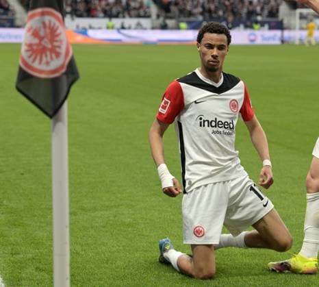 Torjubel von. Hugo Ekitike nach seinem Tor zum. 3:0 vor der Eintracht Eckfahne fotografiert beim Fußball Bundesliga Spiel Eintracht Frankfurt gegen RB Leipzig am 26.4.2025 in Frankfurt. (DFL DFB REGULATIONS PROHIBIT ANY USE OF PHOTOGRAPHS as IMAGE SEQUENCES and or QUASI-VIDEO)