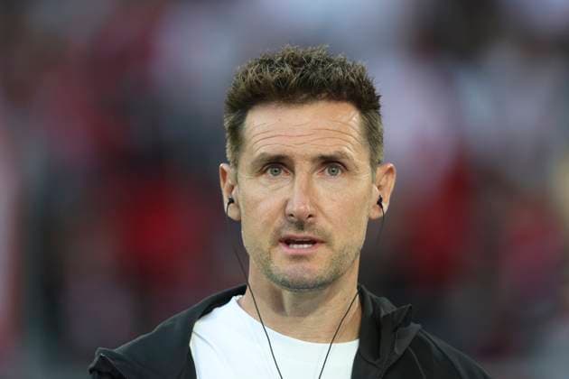 Trainer Miroslav Klose (1.FC Nürnberg) schaut waehrend des Spiels der 2. Bundesliga zwischen Fortuna Düsseldorf und 1. FC Nürnberg im Merkur Spiel-Arena am 26. April 2025 in Düsseldorf, Deutschland. (Foto von Oliver Kaelke DeFodi Images) +++ Trainer Miroslav Klose (1.FC Nürnberg) looks on during the 2. Bundesliga match between Fortuna Düsseldorf and 1. FC Nürnberg at Merkur Spiel-Arena on April 26, 2025 in Düsseldorf, Germany. (Photo by Oliver Kaelke DeFodi Images) DFB DFL REGULATIONS PROHIBIT ANY USE OF PHOTOGRAPHS AS IMAGE SEQUENCES AND OR QUASI-VIDEO. (Photo by Oliver Kaelke DeFodi Images)