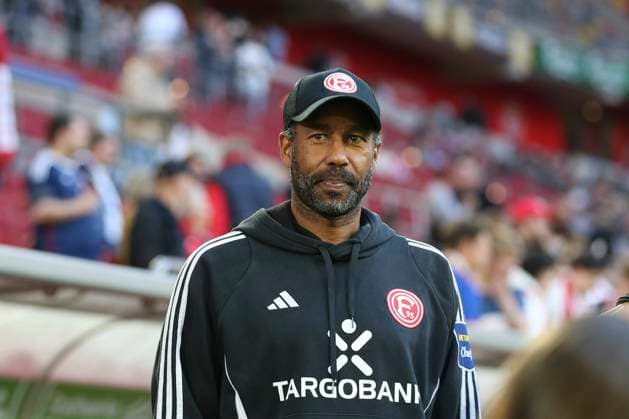 Trainer Daniel Thioune (Fortuna Duesseldorf) schaut waehrend des Spiels der 2. Bundesliga zwischen Fortuna Düsseldorf und 1. FC Nürnberg im Merkur Spiel-Arena am 26. April 2025 in Düsseldorf, Deutschland. (Foto von Oliver Kaelke DeFodi Images) +++ Trainer Daniel Thioune (Fortuna Duesseldorf) looks on during the 2. Bundesliga match between Fortuna Düsseldorf and 1. FC Nürnberg at Merkur Spiel-Arena on April 26, 2025 in Düsseldorf, Germany. (Photo by Oliver Kaelke DeFodi Images) DFB DFL REGULATIONS PROHIBIT ANY USE OF PHOTOGRAPHS AS IMAGE SEQUENCES AND OR QUASI-VIDEO. (Photo by Oliver Kaelke DeFodi Images)