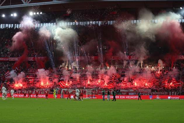 Sport Bilder des Tages Fans von Fortuna Duesseldorf mit Pyrotechnik waehrend des Spiels der 2. Bundesliga zwischen Fortuna Düsseldorf und 1. FC Nürnberg im Merkur Spiel-Arena am 26. April 2025 in Düsseldorf, Deutschland. (Foto von Oliver Kaelke DeFodi Images) +++ Supporters of Fortuna Duesseldorf use pyrotechnics during the 2. Bundesliga match between Fortuna Düsseldorf and 1. FC Nürnberg at Merkur Spiel-Arena on April 26, 2025 in Düsseldorf, Germany. (Photo by Oliver Kaelke DeFodi Images) DFB DFL REGULATIONS PROHIBIT ANY USE OF PHOTOGRAPHS AS IMAGE SEQUENCES AND OR QUASI-VIDEO. (Photo by Oliver Kaelke DeFodi Images)