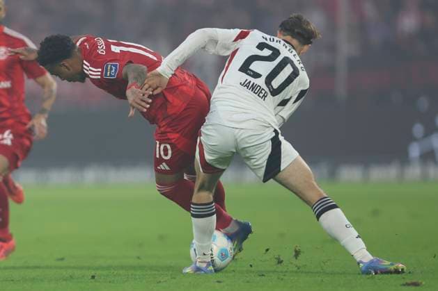 Mayron van Brederode (Fortuna Duesseldorf) und Caspar Jander (1.FC Nürnberg) im Zweikampf waehrend des Spiels der 2. Bundesliga zwischen Fortuna Düsseldorf und 1. FC Nürnberg im Merkur Spiel-Arena am 26. April 2025 in Düsseldorf, Deutschland. (Foto von Oliver Kaelke DeFodi Images) +++ Mayron van Brederode (Fortuna Duesseldorf) und Caspar Jander (1.FC Nürnberg) battle for the ball during the 2. Bundesliga match between Fortuna Düsseldorf and 1. FC Nürnberg at Merkur Spiel-Arena on April 26, 2025 in Düsseldorf, Germany. (Photo by Oliver Kaelke DeFodi Images) DFB DFL REGULATIONS PROHIBIT ANY USE OF PHOTOGRAPHS AS IMAGE SEQUENCES AND OR QUASI-VIDEO. (Photo by Oliver Kaelke DeFodi Images)