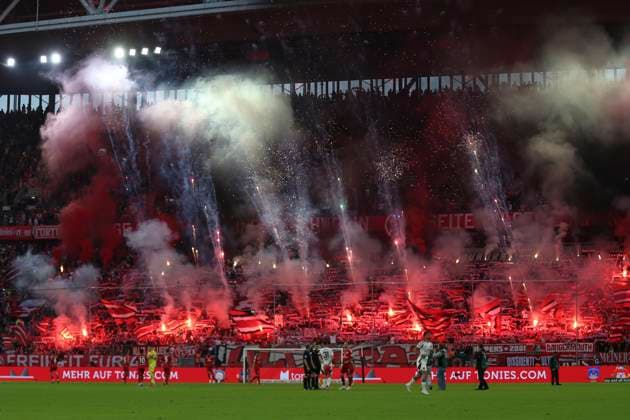 Fans von Fortuna Duesseldorf mit Pyrotechnik waehrend des Spiels der 2. Bundesliga zwischen Fortuna Düsseldorf und 1. FC Nürnberg im Merkur Spiel-Arena am 26. April 2025 in Düsseldorf, Deutschland. (Foto von Oliver Kaelke DeFodi Images) +++ Supporters of Fortuna Duesseldorf use pyrotechnics during the 2. Bundesliga match between Fortuna Düsseldorf and 1. FC Nürnberg at Merkur Spiel-Arena on April 26, 2025 in Düsseldorf, Germany. (Photo by Oliver Kaelke DeFodi Images) DFB DFL REGULATIONS PROHIBIT ANY USE OF PHOTOGRAPHS AS IMAGE SEQUENCES AND OR QUASI-VIDEO. (Photo by Oliver Kaelke DeFodi Images)