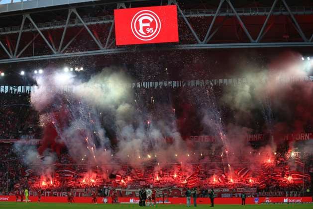 Fans von Fortuna Duesseldorf mit Pyrotechnik waehrend des Spiels der 2. Bundesliga zwischen Fortuna Düsseldorf und 1. FC Nürnberg im Merkur Spiel-Arena am 26. April 2025 in Düsseldorf, Deutschland. (Foto von Oliver Kaelke DeFodi Images) +++ Supporters of Fortuna Duesseldorf use pyrotechnics during the 2. Bundesliga match between Fortuna Düsseldorf and 1. FC Nürnberg at Merkur Spiel-Arena on April 26, 2025 in Düsseldorf, Germany. (Photo by Oliver Kaelke DeFodi Images) DFB DFL REGULATIONS PROHIBIT ANY USE OF PHOTOGRAPHS AS IMAGE SEQUENCES AND OR QUASI-VIDEO. (Photo by Oliver Kaelke DeFodi Images)