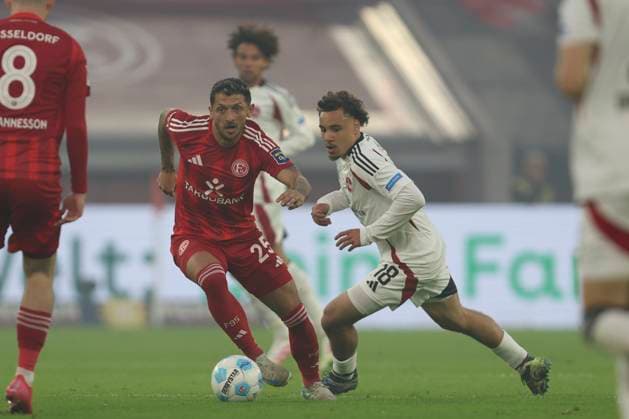 Matthias Zimmermann (Fortuna Duesseldorf) und Rafael Lubach (1.FC Nürnberg) im Zweikampf waehrend des Spiels der 2. Bundesliga zwischen Fortuna Düsseldorf und 1. FC Nürnberg im Merkur Spiel-Arena am 26. April 2025 in Düsseldorf, Deutschland. (Foto von Oliver Kaelke DeFodi Images) +++ Matthias Zimmermann (Fortuna Duesseldorf) und Rafael Lubach (1.FC Nürnberg) battle for the ball during the 2. Bundesliga match between Fortuna Düsseldorf and 1. FC Nürnberg at Merkur Spiel-Arena on April 26, 2025 in Düsseldorf, Germany. (Photo by Oliver Kaelke DeFodi Images) DFB DFL REGULATIONS PROHIBIT ANY USE OF PHOTOGRAPHS AS IMAGE SEQUENCES AND OR QUASI-VIDEO. (Photo by Oliver Kaelke DeFodi Images)