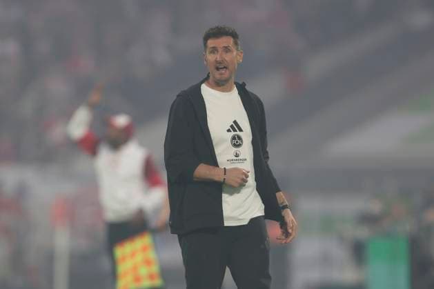 Trainer Miroslav Klose (1.FC Nürnberg) schaut waehrend des Spiels der 2. Bundesliga zwischen Fortuna Düsseldorf und 1. FC Nürnberg im Merkur Spiel-Arena am 26. April 2025 in Düsseldorf, Deutschland. (Foto von Oliver Kaelke DeFodi Images) +++ Trainer Miroslav Klose (1.FC Nürnberg) looks on during the 2. Bundesliga match between Fortuna Düsseldorf and 1. FC Nürnberg at Merkur Spiel-Arena on April 26, 2025 in Düsseldorf, Germany. (Photo by Oliver Kaelke DeFodi Images) DFB DFL REGULATIONS PROHIBIT ANY USE OF PHOTOGRAPHS AS IMAGE SEQUENCES AND OR QUASI-VIDEO. (Photo by Oliver Kaelke DeFodi Images)