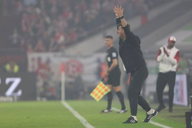 Trainer Miroslav Klose (1.FC Nürnberg) gestikuliert, Gestik waehrend des Spiels der 2. Bundesliga zwischen Fortuna Düsseldorf und 1. FC Nürnberg im Merkur Spiel-Arena am 26. April 2025 in Düsseldorf, Deutschland. (Foto von Oliver Kaelke DeFodi Images) +++ Trainer Miroslav Klose (1.FC Nürnberg) gestures during the 2. Bundesliga match between Fortuna Düsseldorf and 1. FC Nürnberg at Merkur Spiel-Arena on April 26, 2025 in Düsseldorf, Germany. (Photo by Oliver Kaelke DeFodi Images) DFB DFL REGULATIONS PROHIBIT ANY USE OF PHOTOGRAPHS AS IMAGE SEQUENCES AND OR QUASI-VIDEO. (Photo by Oliver Kaelke DeFodi Images)