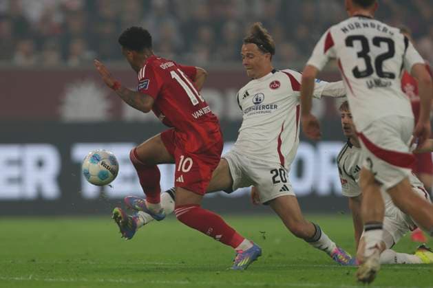 Mayron van Brederode (Fortuna Duesseldorf) und Caspar Jander (1.FC Nürnberg) im Zweikampf waehrend des Spiels der 2. Bundesliga zwischen Fortuna Düsseldorf und 1. FC Nürnberg im Merkur Spiel-Arena am 26. April 2025 in Düsseldorf, Deutschland. (Foto von Oliver Kaelke DeFodi Images) +++ Mayron van Brederode (Fortuna Duesseldorf) und Caspar Jander (1.FC Nürnberg) battle for the ball during the 2. Bundesliga match between Fortuna Düsseldorf and 1. FC Nürnberg at Merkur Spiel-Arena on April 26, 2025 in Düsseldorf, Germany. (Photo by Oliver Kaelke DeFodi Images) DFB DFL REGULATIONS PROHIBIT ANY USE OF PHOTOGRAPHS AS IMAGE SEQUENCES AND OR QUASI-VIDEO. (Photo by Oliver Kaelke DeFodi Images)