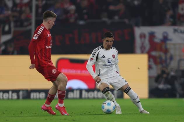 Isak Bergmann Johannesson (Fortuna Duesseldorf) und Danilo Soares (1.FC Nürnberg) im Zweikampf waehrend des Spiels der 2. Bundesliga zwischen Fortuna Düsseldorf und 1. FC Nürnberg im Merkur Spiel-Arena am 26. April 2025 in Düsseldorf, Deutschland. (Foto von Oliver Kaelke DeFodi Images) +++ Isak Bergmann Johannesson (Fortuna Duesseldorf) und Danilo Soares (1.FC Nürnberg) battle for the ball during the 2. Bundesliga match between Fortuna Düsseldorf and 1. FC Nürnberg at Merkur Spiel-Arena on April 26, 2025 in Düsseldorf, Germany. (Photo by Oliver Kaelke DeFodi Images) DFB DFL REGULATIONS PROHIBIT ANY USE OF PHOTOGRAPHS AS IMAGE SEQUENCES AND OR QUASI-VIDEO. (Photo by Oliver Kaelke DeFodi Images)