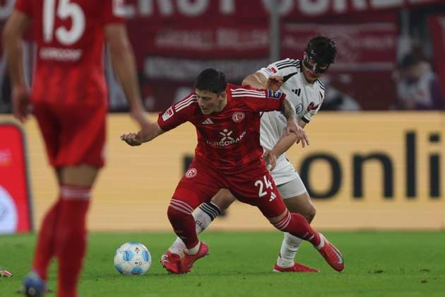 Dawid Kownacki (Fortuna Duesseldorf) und Fabio Gruber (1.FC Nürnberg) im Zweikampf waehrend des Spiels der 2. Bundesliga zwischen Fortuna Düsseldorf und 1. FC Nürnberg im Merkur Spiel-Arena am 26. April 2025 in Düsseldorf, Deutschland. (Foto von Oliver Kaelke DeFodi Images) +++ Dawid Kownacki (Fortuna Duesseldorf) und Fabio Gruber (1.FC Nürnberg) battle for the ball during the 2. Bundesliga match between Fortuna Düsseldorf and 1. FC Nürnberg at Merkur Spiel-Arena on April 26, 2025 in Düsseldorf, Germany. (Photo by Oliver Kaelke DeFodi Images) DFB DFL REGULATIONS PROHIBIT ANY USE OF PHOTOGRAPHS AS IMAGE SEQUENCES AND OR QUASI-VIDEO. (Photo by Oliver Kaelke DeFodi Images)