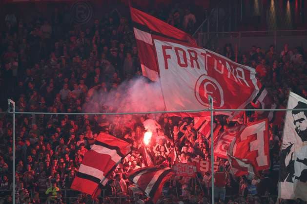 Fans von Fortuna Duesseldorf mit Pyrotechnik waehrend des Spiels der 2. Bundesliga zwischen Fortuna Düsseldorf und 1. FC Nürnberg im Merkur Spiel-Arena am 26. April 2025 in Düsseldorf, Deutschland. (Foto von Oliver Kaelke DeFodi Images) +++ Supporters of Fortuna Duesseldorf use pyrotechnics during the 2. Bundesliga match between Fortuna Düsseldorf and 1. FC Nürnberg at Merkur Spiel-Arena on April 26, 2025 in Düsseldorf, Germany. (Photo by Oliver Kaelke DeFodi Images) DFB DFL REGULATIONS PROHIBIT ANY USE OF PHOTOGRAPHS AS IMAGE SEQUENCES AND OR QUASI-VIDEO. (Photo by Oliver Kaelke DeFodi Images)