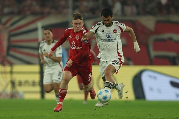 Isak Bergmann Johannesson (Fortuna Duesseldorf) und Mahir Emreli (1.FC Nürnberg) im Zweikampf waehrend des Spiels der 2. Bundesliga zwischen Fortuna Düsseldorf und 1. FC Nürnberg im Merkur Spiel-Arena am 26. April 2025 in Düsseldorf, Deutschland. (Foto von Oliver Kaelke DeFodi Images) +++ Isak Bergmann Johannesson (Fortuna Duesseldorf) und Mahir Emreli (1.FC Nürnberg) battle for the ball during the 2. Bundesliga match between Fortuna Düsseldorf and 1. FC Nürnberg at Merkur Spiel-Arena on April 26, 2025 in Düsseldorf, Germany. (Photo by Oliver Kaelke DeFodi Images) DFB DFL REGULATIONS PROHIBIT ANY USE OF PHOTOGRAPHS AS IMAGE SEQUENCES AND OR QUASI-VIDEO. (Photo by Oliver Kaelke DeFodi Images)