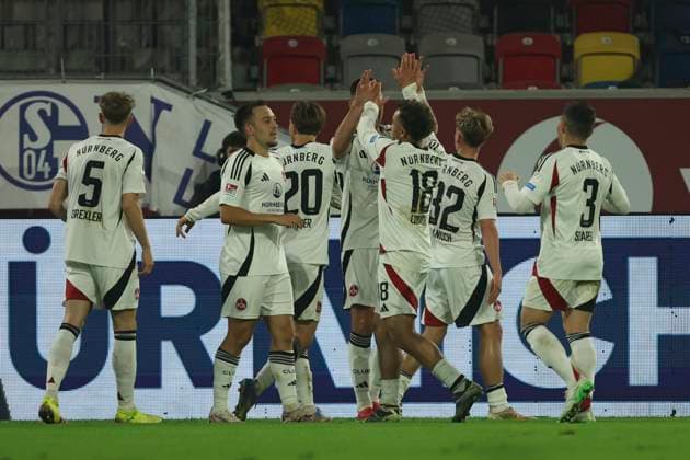 Julian Justvan (1.FC Nürnberg) Torjubel,jubelt mit seiner Mannschaft nach dem Treffer zum 0:3 waehrend des Spiels der 2. Bundesliga zwischen Fortuna Düsseldorf und 1. FC Nürnberg im Merkur Spiel-Arena am 26. April 2025 in Düsseldorf, Deutschland. (Foto von Oliver Kaelke DeFodi Images) +++ Julian Justvan (1.FC Nürnberg) celebrates after scoring his team s third goal with teammates during the 2. Bundesliga match between Fortuna Düsseldorf and 1. FC Nürnberg at Merkur Spiel-Arena on April 26, 2025 in Düsseldorf, Germany. (Photo by Oliver Kaelke DeFodi Images) DFB DFL REGULATIONS PROHIBIT ANY USE OF PHOTOGRAPHS AS IMAGE SEQUENCES AND OR QUASI-VIDEO. (Photo by Oliver Kaelke DeFodi Images)