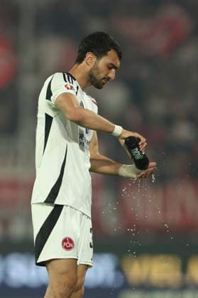 Mahir Emreli (1.FC Nürnberg) bespritzt seine verletzte Hand mit Wasser waehrend des Spiels der 2. Bundesliga zwischen Fortuna Düsseldorf und 1. FC Nürnberg im Merkur Spiel-Arena am 26. April 2025 in Düsseldorf, Deutschland. (Foto von Oliver Kaelke DeFodi Images) +++ Mahir Emreli (1.FC Nürnberg) splashes his injured hand with water during the 2. Bundesliga match between Fortuna Düsseldorf and 1. FC Nürnberg at Merkur Spiel-Arena on April 26, 2025 in Düsseldorf, Germany. (Photo by Oliver Kaelke DeFodi Images) DFB DFL REGULATIONS PROHIBIT ANY USE OF PHOTOGRAPHS AS IMAGE SEQUENCES AND OR QUASI-VIDEO. (Photo by Oliver Kaelke DeFodi Images)
