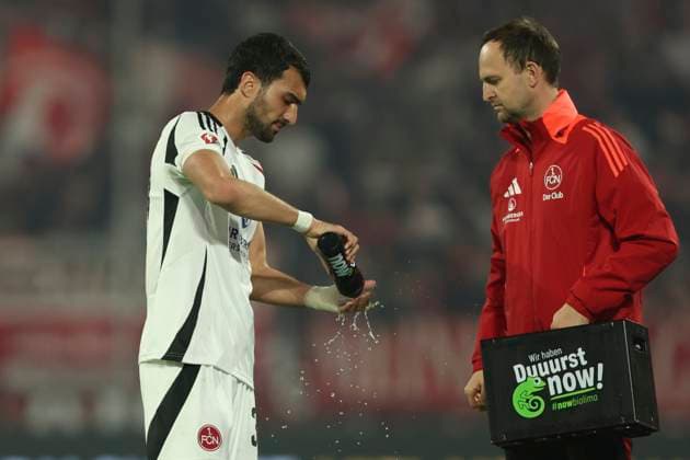 Mahir Emreli (1.FC Nürnberg) bespritzt seine verletzte Hand mit Wasser waehrend des Spiels der 2. Bundesliga zwischen Fortuna Düsseldorf und 1. FC Nürnberg im Merkur Spiel-Arena am 26. April 2025 in Düsseldorf, Deutschland. (Foto von Oliver Kaelke DeFodi Images) +++ Mahir Emreli (1.FC Nürnberg) splashes his injured hand with water during the 2. Bundesliga match between Fortuna Düsseldorf and 1. FC Nürnberg at Merkur Spiel-Arena on April 26, 2025 in Düsseldorf, Germany. (Photo by Oliver Kaelke DeFodi Images) DFB DFL REGULATIONS PROHIBIT ANY USE OF PHOTOGRAPHS AS IMAGE SEQUENCES AND OR QUASI-VIDEO. (Photo by Oliver Kaelke DeFodi Images)
