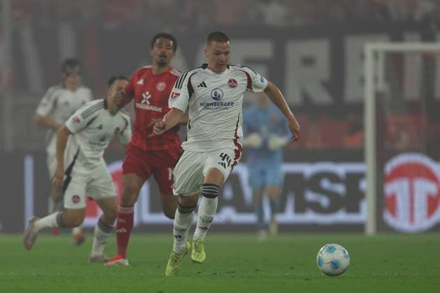 Ondrej Karafiat (1.FC Nürnberg) und Emmanuel Iyoha (Fortuna Duesseldorf) im Zweikampf waehrend des Spiels der 2. Bundesliga zwischen Fortuna Düsseldorf und 1. FC Nürnberg im Merkur Spiel-Arena am 26. April 2025 in Düsseldorf, Deutschland. (Foto von Oliver Kaelke DeFodi Images) +++ Ondrej Karafiat (1.FC Nürnberg) und Emmanuel Iyoha (Fortuna Duesseldorf) battle for the ball during the 2. Bundesliga match between Fortuna Düsseldorf and 1. FC Nürnberg at Merkur Spiel-Arena on April 26, 2025 in Düsseldorf, Germany. (Photo by Oliver Kaelke DeFodi Images) DFB DFL REGULATIONS PROHIBIT ANY USE OF PHOTOGRAPHS AS IMAGE SEQUENCES AND OR QUASI-VIDEO. (Photo by Oliver Kaelke DeFodi Images)