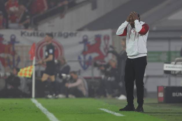 Trainer Daniel Thioune (Fortuna Duesseldorf) gestikuliert, Gestik waehrend des Spiels der 2. Bundesliga zwischen Fortuna Düsseldorf und 1. FC Nürnberg im Merkur Spiel-Arena am 26. April 2025 in Düsseldorf, Deutschland. (Foto von Oliver Kaelke DeFodi Images) +++ Trainer Daniel Thioune (Fortuna Duesseldorf) gestures during the 2. Bundesliga match between Fortuna Düsseldorf and 1. FC Nürnberg at Merkur Spiel-Arena on April 26, 2025 in Düsseldorf, Germany. (Photo by Oliver Kaelke DeFodi Images) DFB DFL REGULATIONS PROHIBIT ANY USE OF PHOTOGRAPHS AS IMAGE SEQUENCES AND OR QUASI-VIDEO. (Photo by Oliver Kaelke DeFodi Images)