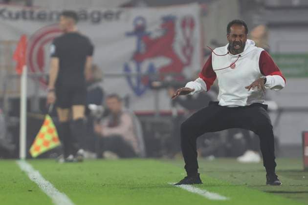 Trainer Daniel Thioune (Fortuna Duesseldorf) gestikuliert, Gestik waehrend des Spiels der 2. Bundesliga zwischen Fortuna Düsseldorf und 1. FC Nürnberg im Merkur Spiel-Arena am 26. April 2025 in Düsseldorf, Deutschland. (Foto von Oliver Kaelke DeFodi Images) +++ Trainer Daniel Thioune (Fortuna Duesseldorf) gestures during the 2. Bundesliga match between Fortuna Düsseldorf and 1. FC Nürnberg at Merkur Spiel-Arena on April 26, 2025 in Düsseldorf, Germany. (Photo by Oliver Kaelke DeFodi Images) DFB DFL REGULATIONS PROHIBIT ANY USE OF PHOTOGRAPHS AS IMAGE SEQUENCES AND OR QUASI-VIDEO. (Photo by Oliver Kaelke DeFodi Images)