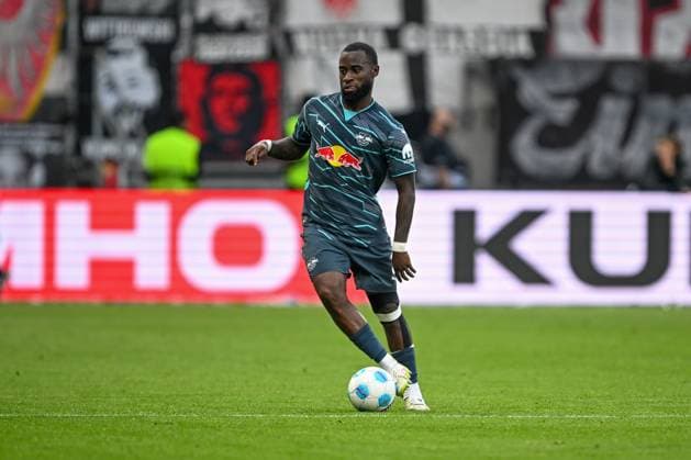 Fußball 1. Bundesliga - Eintracht Frankfurt - RB Leipzig am 26.04.2024 im Deutsche Bank Park in Frankfurt Lutsharel Geertruida (RB Leipzig) am Ball.