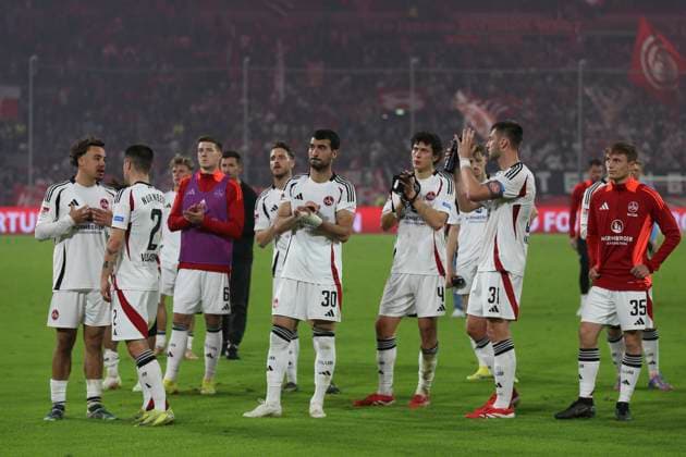 Team des 1.FC Nürnberg ist enttaeuscht, apllaudiert den Fans waehrend des Spiels der 2. Bundesliga zwischen Fortuna Düsseldorf und 1. FC Nürnberg im Merkur Spiel-Arena am 26. April 2025 in Düsseldorf, Deutschland. (Foto von Oliver Kaelke DeFodi Images) +++ Team des 1.FC Nürnberg looks dejected, cheer to the fans during the 2. Bundesliga match between Fortuna Düsseldorf and 1. FC Nürnberg at Merkur Spiel-Arena on April 26, 2025 in Düsseldorf, Germany. (Photo by Oliver Kaelke DeFodi Images) DFB DFL REGULATIONS PROHIBIT ANY USE OF PHOTOGRAPHS AS IMAGE SEQUENCES AND OR QUASI-VIDEO. (Photo by Oliver Kaelke DeFodi Images)