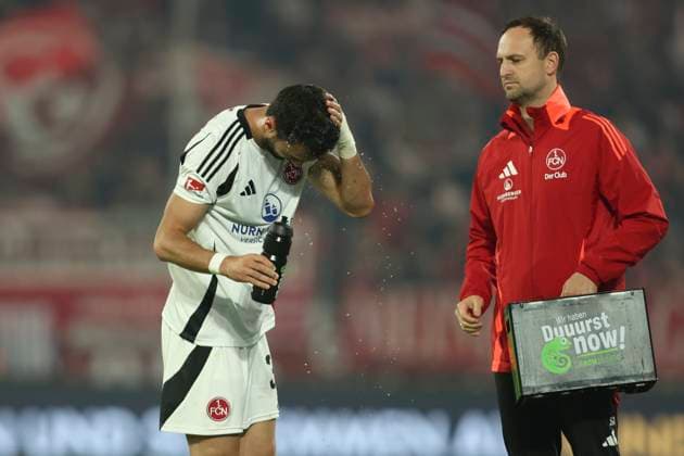 Mahir Emreli (1.FC Nürnberg) kühlt sein Kopf mit Wasser waehrend des Spiels der 2. Bundesliga zwischen Fortuna Düsseldorf und 1. FC Nürnberg im Merkur Spiel-Arena am 26. April 2025 in Düsseldorf, Deutschland. (Foto von Oliver Kaelke DeFodi Images) +++ Mahir Emreli (1.FC Nürnberg) cool down his head with water during the 2. Bundesliga match between Fortuna Düsseldorf and 1. FC Nürnberg at Merkur Spiel-Arena on April 26, 2025 in Düsseldorf, Germany. (Photo by Oliver Kaelke DeFodi Images) DFB DFL REGULATIONS PROHIBIT ANY USE OF PHOTOGRAPHS AS IMAGE SEQUENCES AND OR QUASI-VIDEO. (Photo by Oliver Kaelke DeFodi Images)