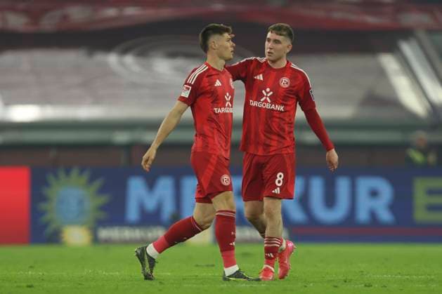 Danny Schmidt (Fortuna Duesseldorf) Torjubel,jubelt mit seiner Mannschaft nach dem Treffer zum 1:3 waehrend des Spiels der 2. Bundesliga zwischen Fortuna Düsseldorf und 1. FC Nürnberg im Merkur Spiel-Arena am 26. April 2025 in Düsseldorf, Deutschland. (Foto von Oliver Kaelke DeFodi Images) +++ Danny Schmidt (Fortuna Duesseldorf) celebrates after scoring his team s first goal with teammates during the 2. Bundesliga match between Fortuna Düsseldorf and 1. FC Nürnberg at Merkur Spiel-Arena on April 26, 2025 in Düsseldorf, Germany. (Photo by Oliver Kaelke DeFodi Images) DFB DFL REGULATIONS PROHIBIT ANY USE OF PHOTOGRAPHS AS IMAGE SEQUENCES AND OR QUASI-VIDEO. (Photo by Oliver Kaelke DeFodi Images)
