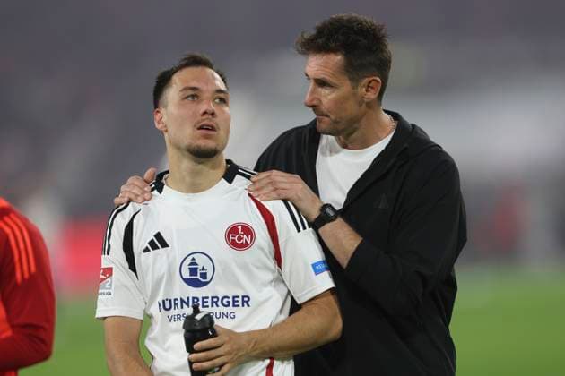 Julian Justvan (1.FC Nürnberg) spricht mit Trainer Miroslav Klose (1.FC Nürnberg) waehrend des Spiels der 2. Bundesliga zwischen Fortuna Düsseldorf und 1. FC Nürnberg im Merkur Spiel-Arena am 26. April 2025 in Düsseldorf, Deutschland. (Foto von Oliver Kaelke DeFodi Images) +++ Julian Justvan (1.FC Nürnberg) speaks with Trainer Miroslav Klose (1.FC Nürnberg) during the 2. Bundesliga match between Fortuna Düsseldorf and 1. FC Nürnberg at Merkur Spiel-Arena on April 26, 2025 in Düsseldorf, Germany. (Photo by Oliver Kaelke DeFodi Images) DFB DFL REGULATIONS PROHIBIT ANY USE OF PHOTOGRAPHS AS IMAGE SEQUENCES AND OR QUASI-VIDEO. (Photo by Oliver Kaelke DeFodi Images)