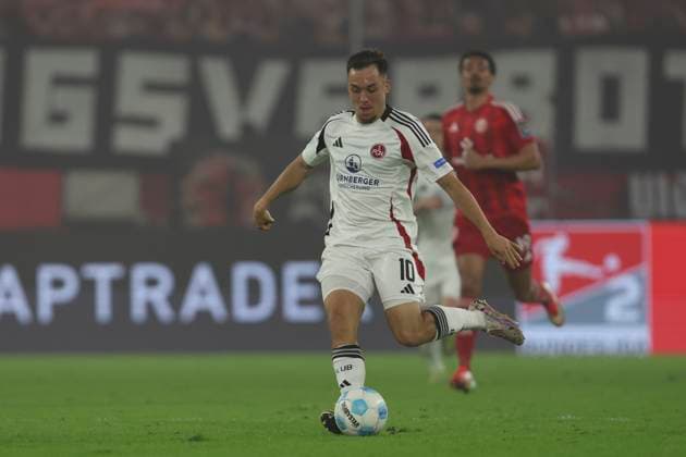 Julian Justvan (1.FC Nürnberg) in Aktion, am Ball, Einzelaktion waehrend des Spiels der 2. Bundesliga zwischen Fortuna Düsseldorf und 1. FC Nürnberg im Merkur Spiel-Arena am 26. April 2025 in Düsseldorf, Deutschland. (Foto von Oliver Kaelke DeFodi Images) +++ Julian Justvan (1.FC Nürnberg) controls the ball during the 2. Bundesliga match between Fortuna Düsseldorf and 1. FC Nürnberg at Merkur Spiel-Arena on April 26, 2025 in Düsseldorf, Germany. (Photo by Oliver Kaelke DeFodi Images) DFB DFL REGULATIONS PROHIBIT ANY USE OF PHOTOGRAPHS AS IMAGE SEQUENCES AND OR QUASI-VIDEO. (Photo by Oliver Kaelke DeFodi Images)