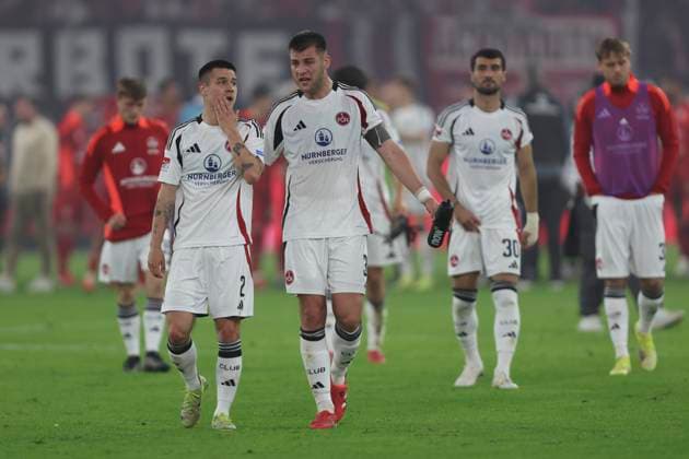 Oliver Villadsen (1.FC Nürnberg) spricht mit Robin Knoche (1.FC Nürnberg) waehrend des Spiels der 2. Bundesliga zwischen Fortuna Düsseldorf und 1. FC Nürnberg im Merkur Spiel-Arena am 26. April 2025 in Düsseldorf, Deutschland. (Foto von Oliver Kaelke DeFodi Images) +++ Oliver Villadsen (1.FC Nürnberg) speaks with Robin Knoche (1.FC Nürnberg) during the 2. Bundesliga match between Fortuna Düsseldorf and 1. FC Nürnberg at Merkur Spiel-Arena on April 26, 2025 in Düsseldorf, Germany. (Photo by Oliver Kaelke DeFodi Images) DFB DFL REGULATIONS PROHIBIT ANY USE OF PHOTOGRAPHS AS IMAGE SEQUENCES AND OR QUASI-VIDEO. (Photo by Oliver Kaelke DeFodi Images)