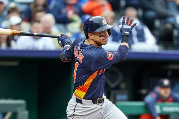 MLB, Baseball Herren, USA 2025: Astros Vs Royals APR 26 April 26, 2025: Houston Astros second baseman Mauricio Dubon (14) watches his single during the third inning against the Kansas City Royals at Kauffman Stadium in Kansas City, MO. David Smith CSM (Credit Image: Â David Smith Cal Media) Kansas City Mo United States of America EDITORIAL USE ONLY Copyright: xx ZUMA-20250426_zma_c04_182.jpg DavidxSmithx csmphotothree378707
