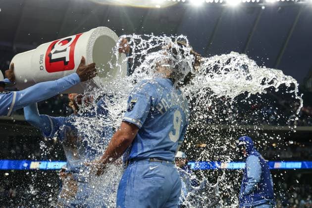 MLB, Baseball Herren, USA 2025: Astros Vs Royals APR 26 April 26, 2025: Kansas City Royals designated hitter Vinnie Pasquantino (9) is is doused by teammates after their 2-0 victory over the Houston Astros at Kauffman Stadium in Kansas City, MO. David Smith CSM (Credit Image: Â David Smith Cal Media) Kansas City Mo United States of America EDITORIAL USE ONLY Copyright: xx ZUMA-20250426_zma_c04_382.jpg DavidxSmithx csmphotothree378909