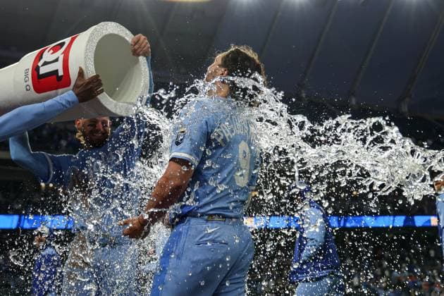 MLB, Baseball Herren, USA 2025: Astros Vs Royals APR 26 April 26, 2025: Kansas City Royals designated hitter Vinnie Pasquantino (9) is is doused by teammates after their 2-0 victory over the Houston Astros at Kauffman Stadium in Kansas City, MO. David Smith CSM (Credit Image: Â David Smith Cal Media) Kansas City Mo United States of America EDITORIAL USE ONLY Copyright: xx ZUMA-20250426_zma_c04_384.jpg DavidxSmithx csmphotothree378914