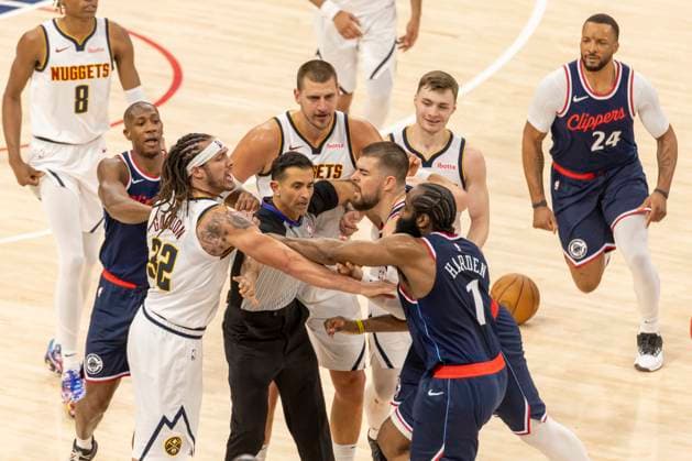 Sport Themen der Woche KW17 Sport Bilder des Tages April 26, 2025, Inglewood, California, USA: Los Angeles Clippers and the Denver Nuggets players push each others during the Game 4 of an NBA, Basketball Herren, USA basketball first-round playoff series basketball game at Intuit Dome on Saturday, April 26, 2025 in Inglewood. Inglewood USA - ZUMAc68_ 20250426_zaf_c68_052 Copyright: xRingoxChiux