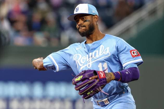 MLB, Baseball Herren, USA 2025: Astros Vs Royals APR 26 April 26, 2025: Kansas City Royals second baseman Maikel Garcia (11) throws to first for the out on Houston Astros second baseman Mauricio Dubon (14) during the seventh inning at Kauffman Stadium in Kansas City, MO. David Smith CSM (Credit Image: Â David Smith Cal Media) Kansas City Mo United States of America EDITORIAL USE ONLY Copyright: xx ZUMA-20250426_zma_c04_393.jpg DavidxSmithx csmphotothree378924